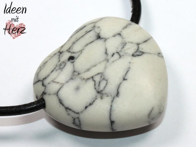 Howlite (rec.) on cord