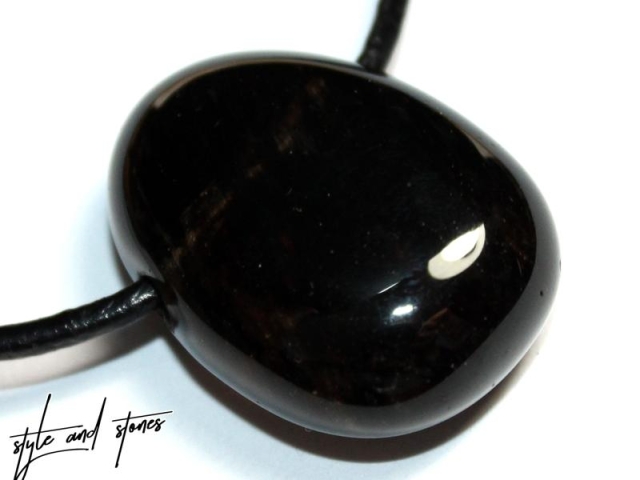 Lamellated obsidian on cord