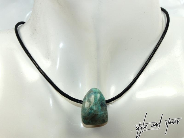 Chrysocolla and shattuckite in quartz on cord