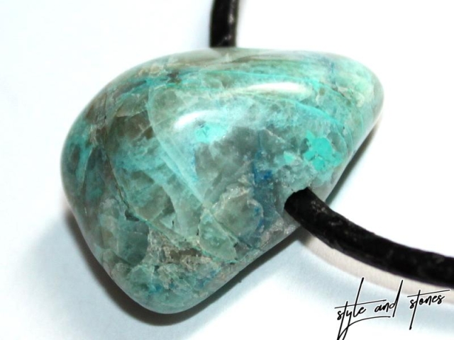 Chrysocolla and shattuckite in quartz on cord