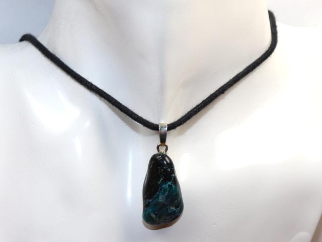 Chrysocolla on cord