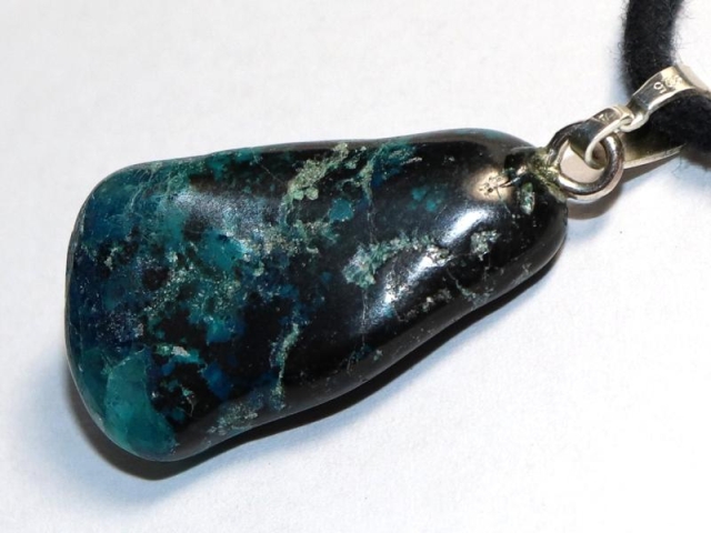 Chrysocolla on cord