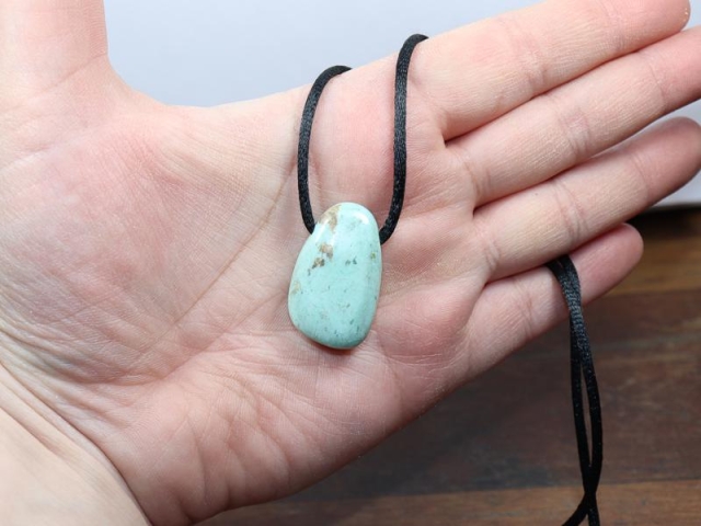 Chrysocolla on cord