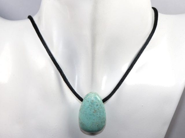 Chrysocolla on cord