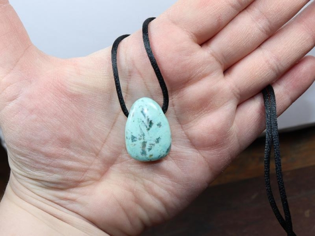 Chrysocolla on cord