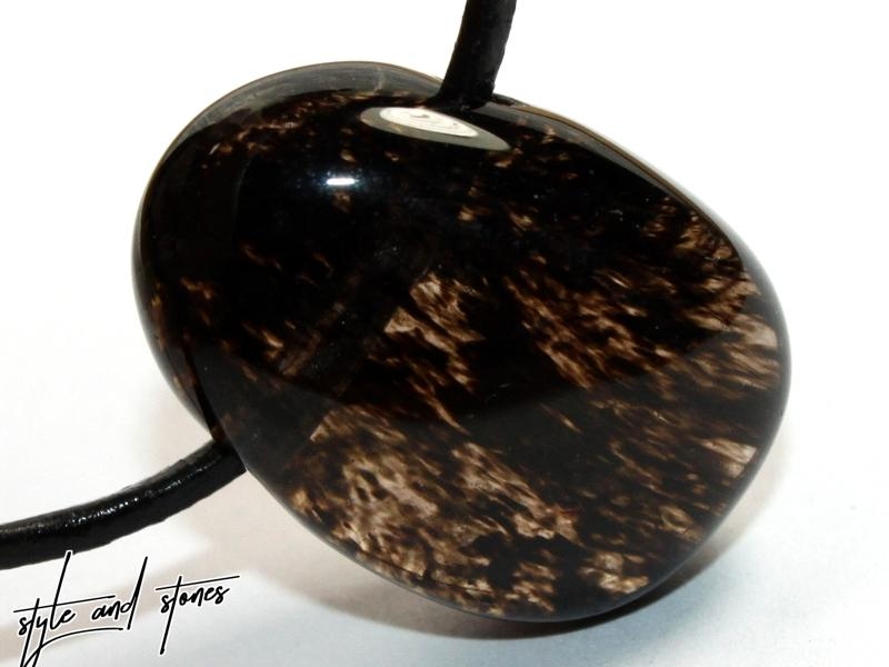 Lamellated obsidian on cord