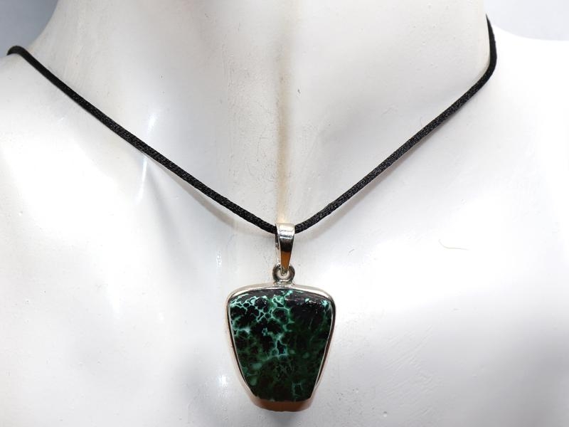 Malachite tenorite on cord