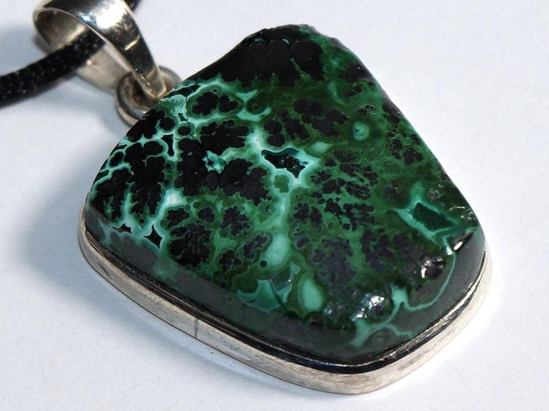 Malachite tenorite on cord